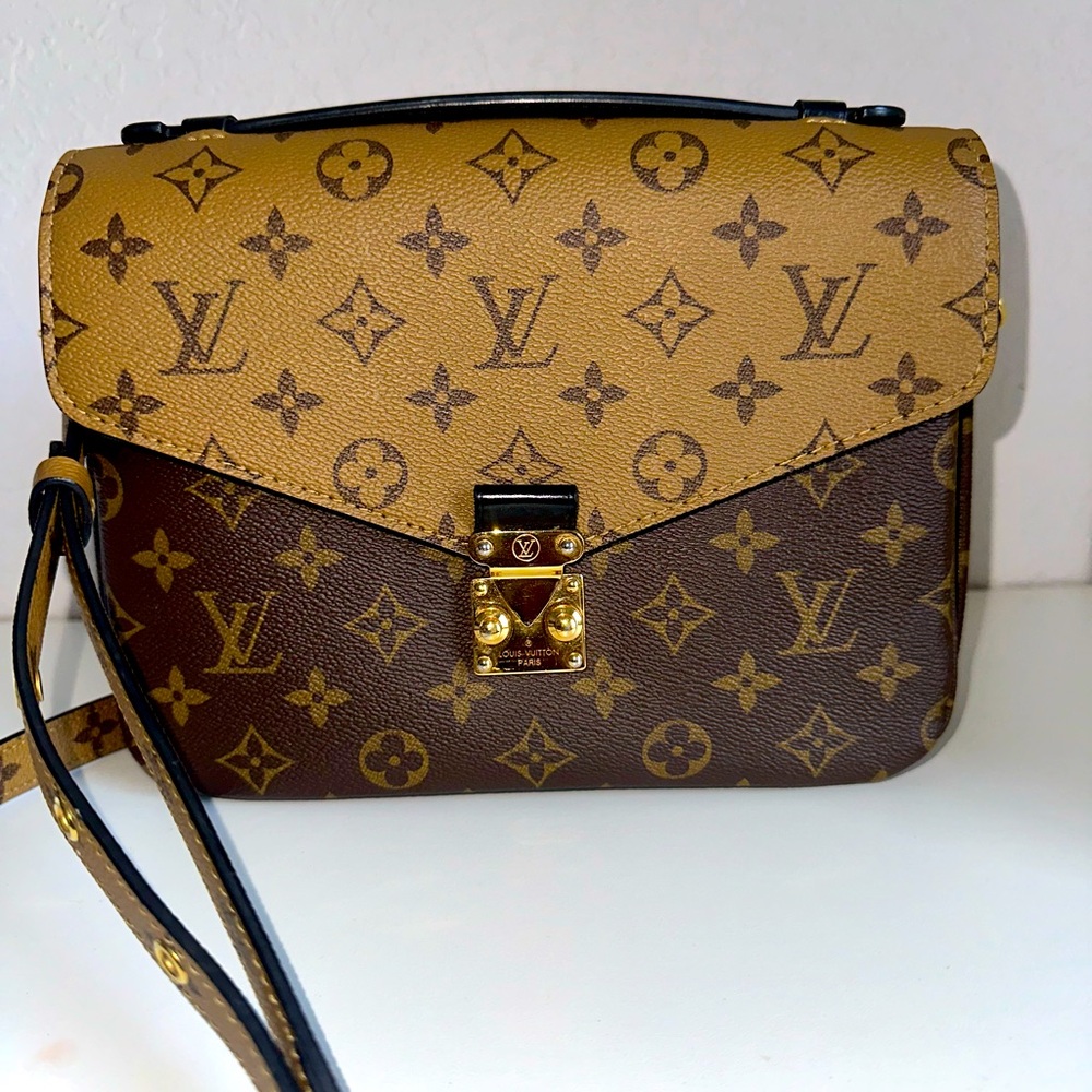 Louis Vuitton Pochette Metis Reverse